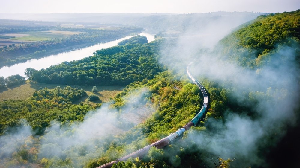 un train traverse une paysage au sri lanka