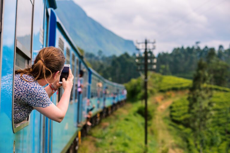 une femme prend une photo 'un train au sri lanka