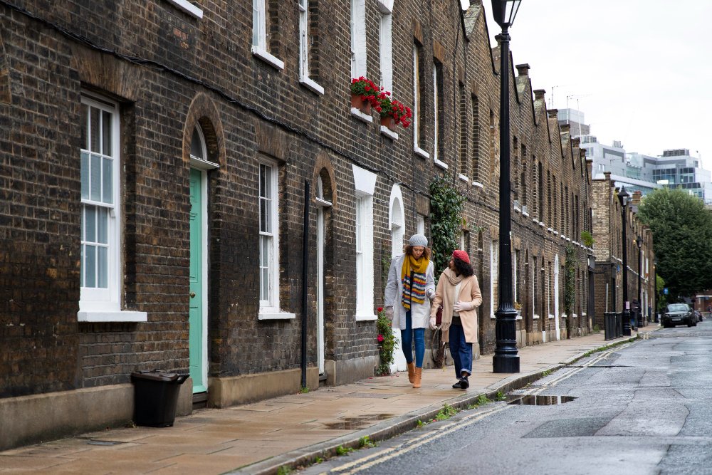 Deux femmes qui marchent dans une rue de Londres