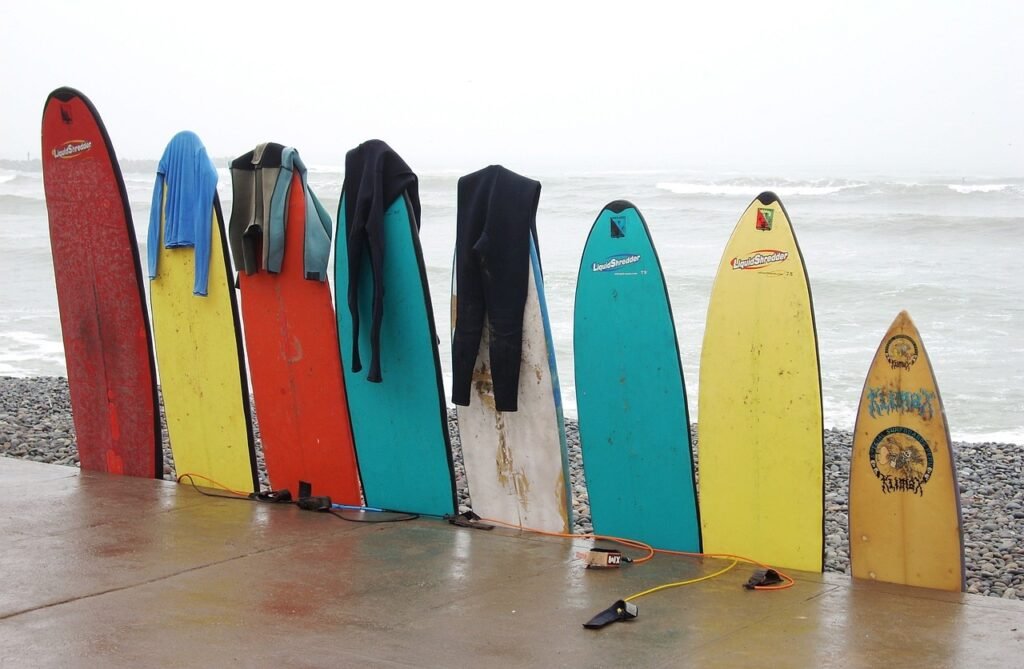 Plusieurs planches de surf sur un muret face à la mer