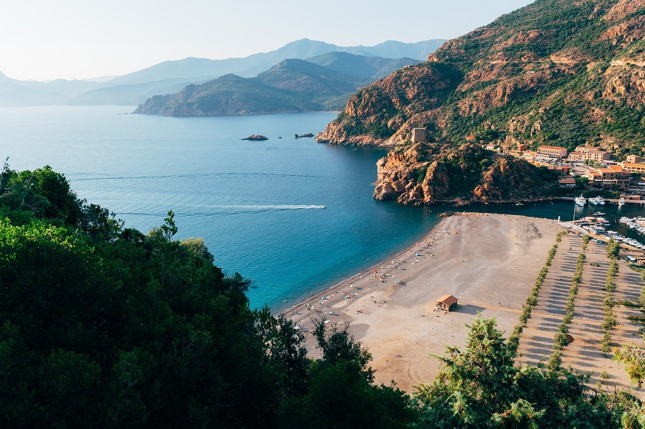 vue en hauteur d'un paysage Corse
