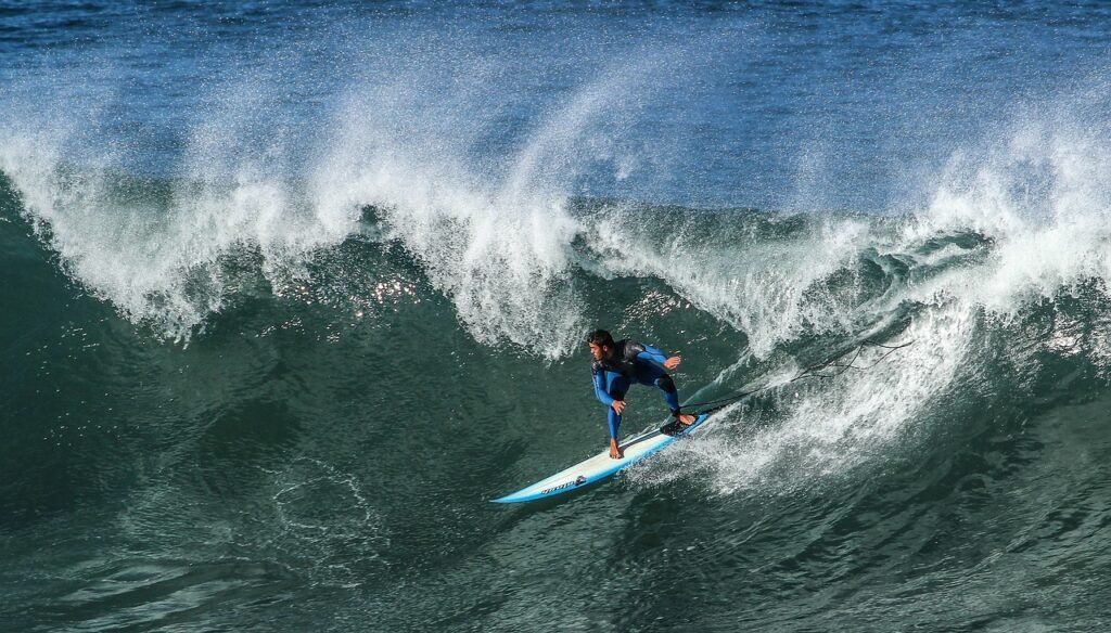 un surfeur dans une vague