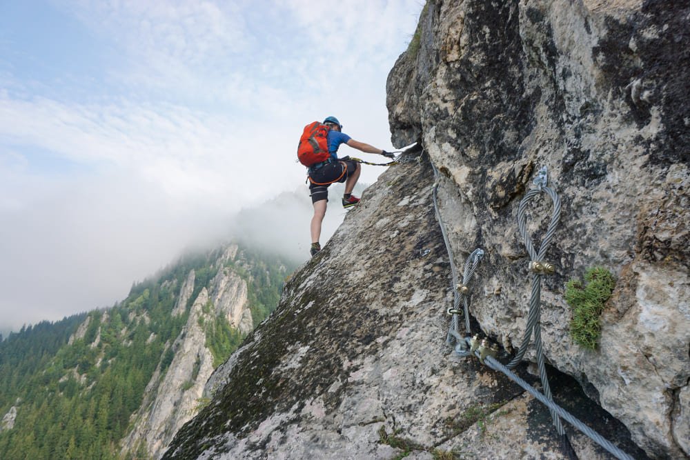 Un homme fait de la Via ferrata