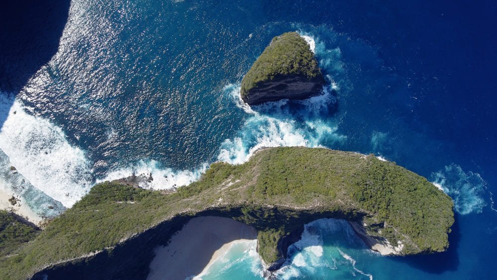 Vue aérienne des Récifs de Kelingking sur l'île de Nusa Penida à Bali