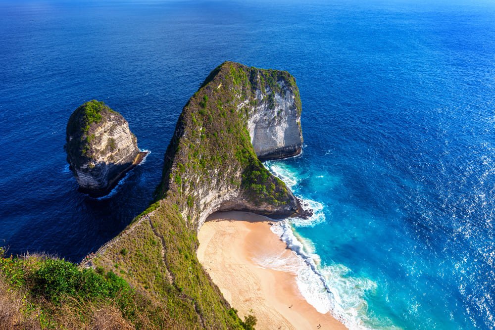 Plage de Kelingking sur l'île de Nusa Penida à Bali