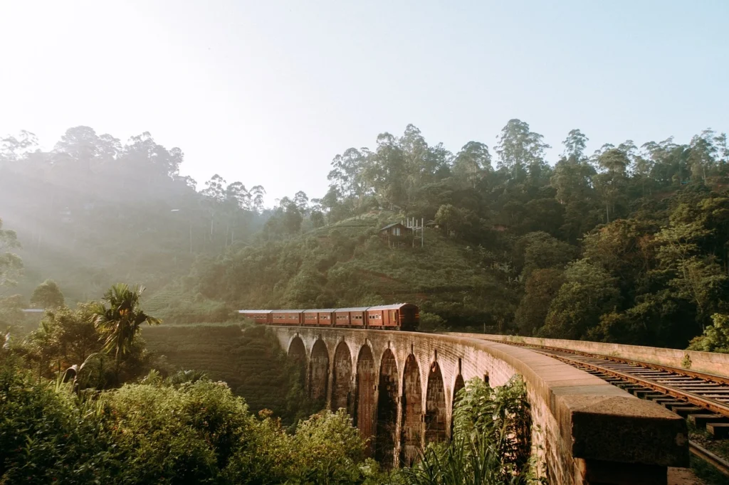 train sur le pont de ella au sri lanka