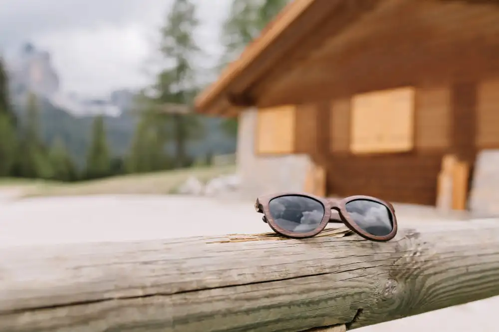 une paire de lunette de soleil face à un chalet touristique