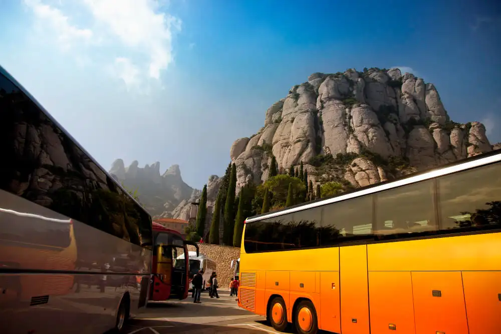 Bus de voyage garés près d"une montagne