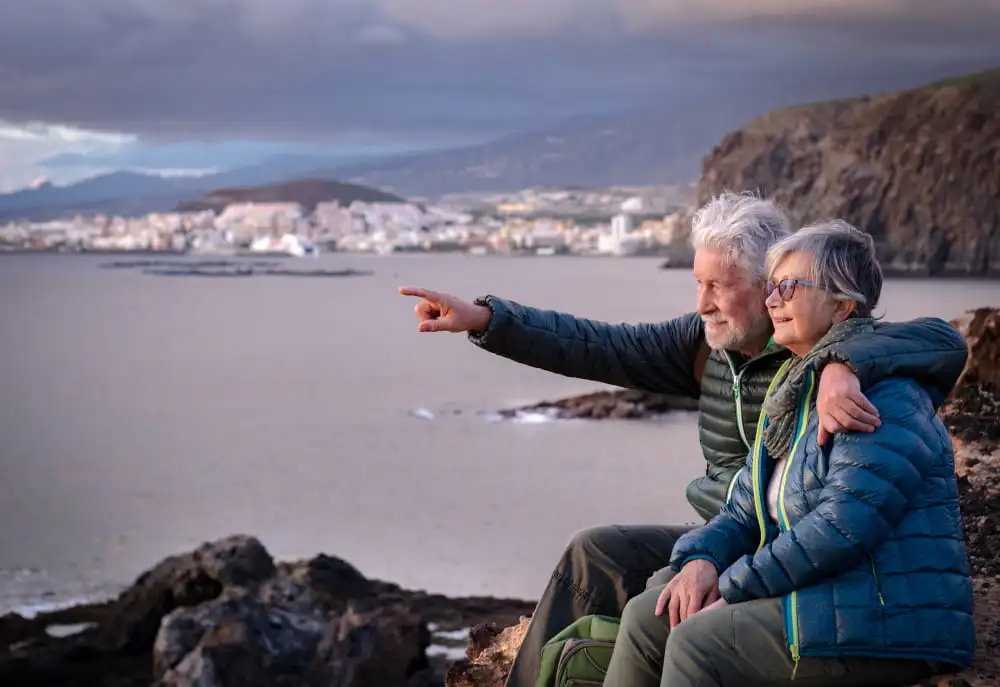 Couple de retraité regardant l'horizon
