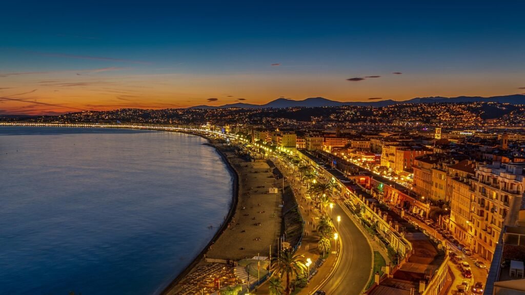 Promenade des anglais à Nice de nuit