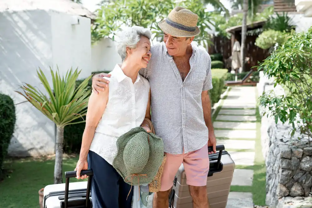 Couple de retraités en voyage