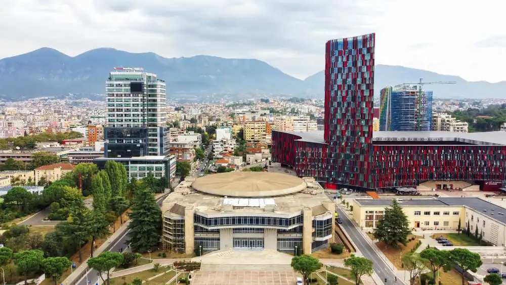 Vue aérienne de TIrana en Albanie