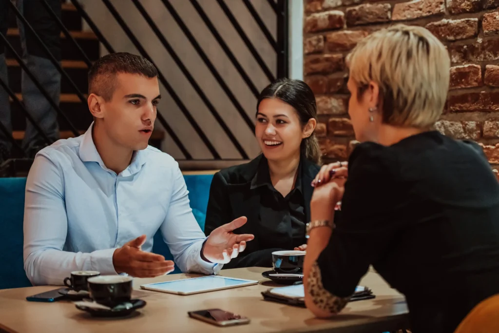 Rencontre entre des bloggeurs voyageurs dans un salon
