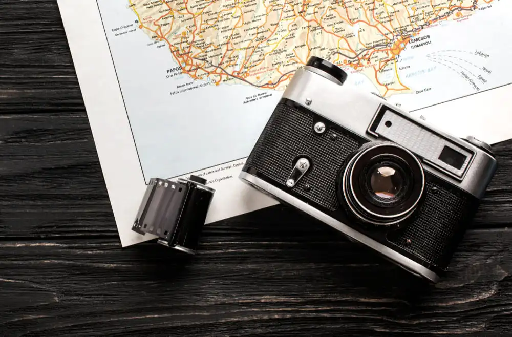 un appareil photo sur une carte de voyage