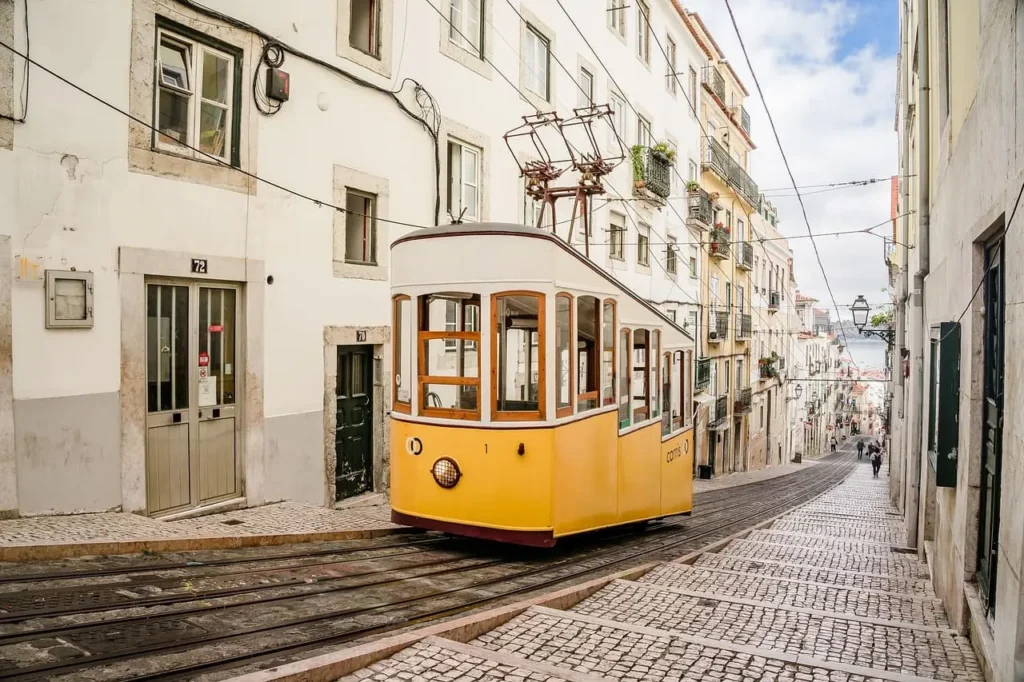 Funiculaire jaune à Lisbonne