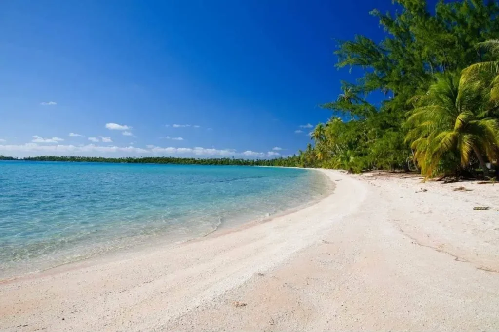 Plage de sable déserte