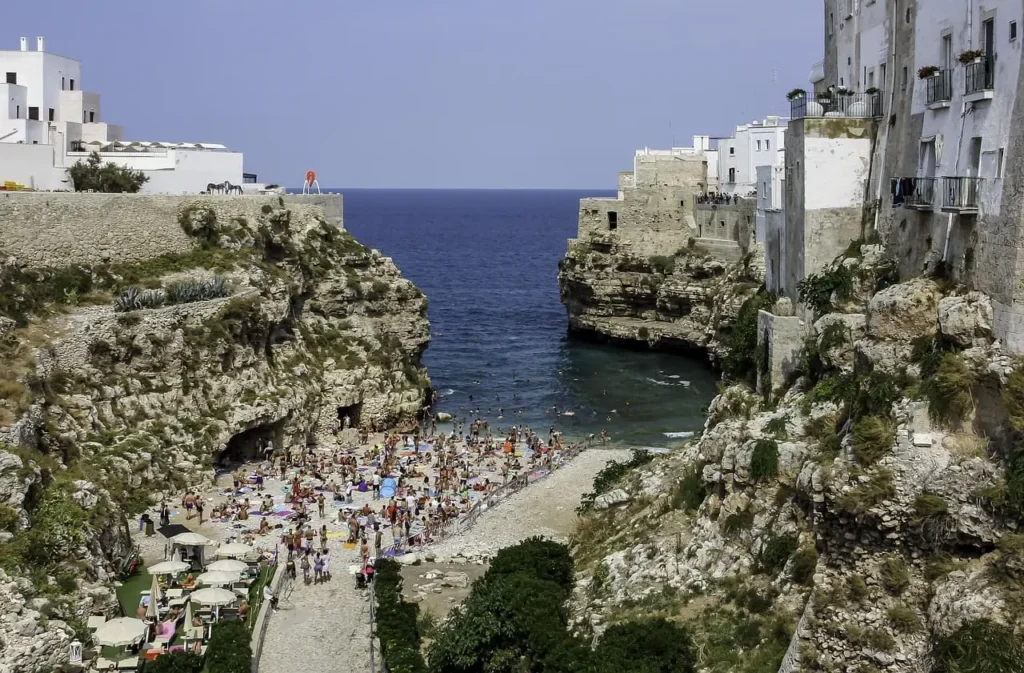 Plage bondée dans les Pouilles