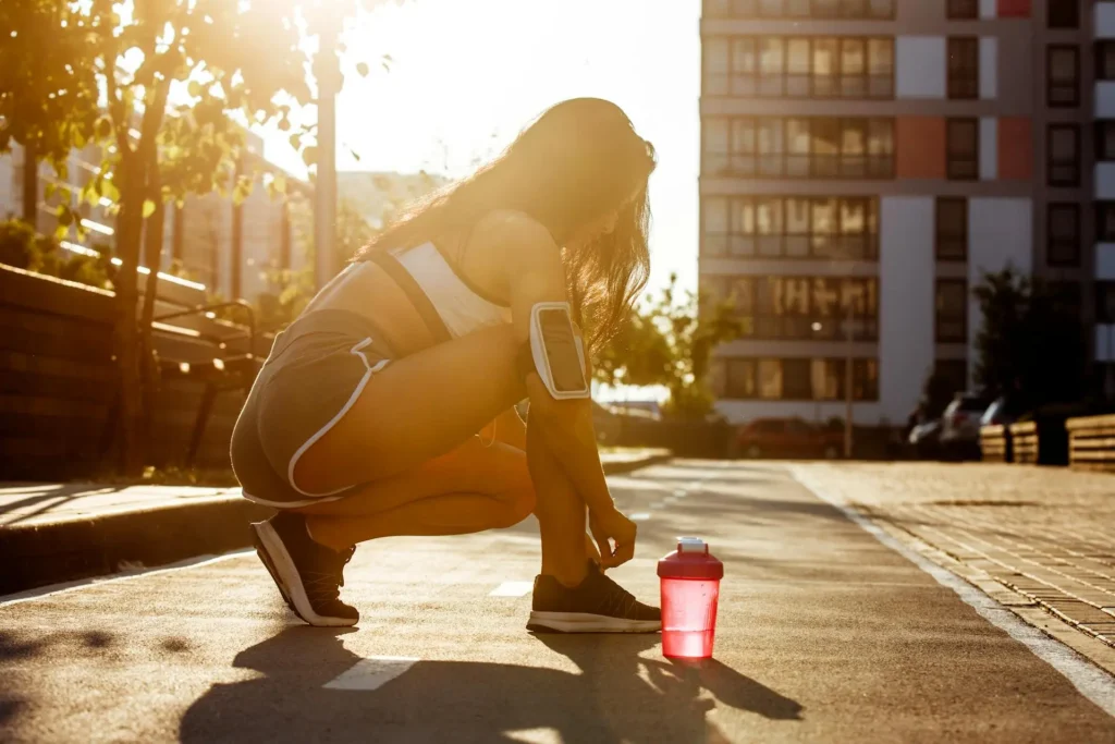 Une femme qui fait du sport dans la ville de Lyon