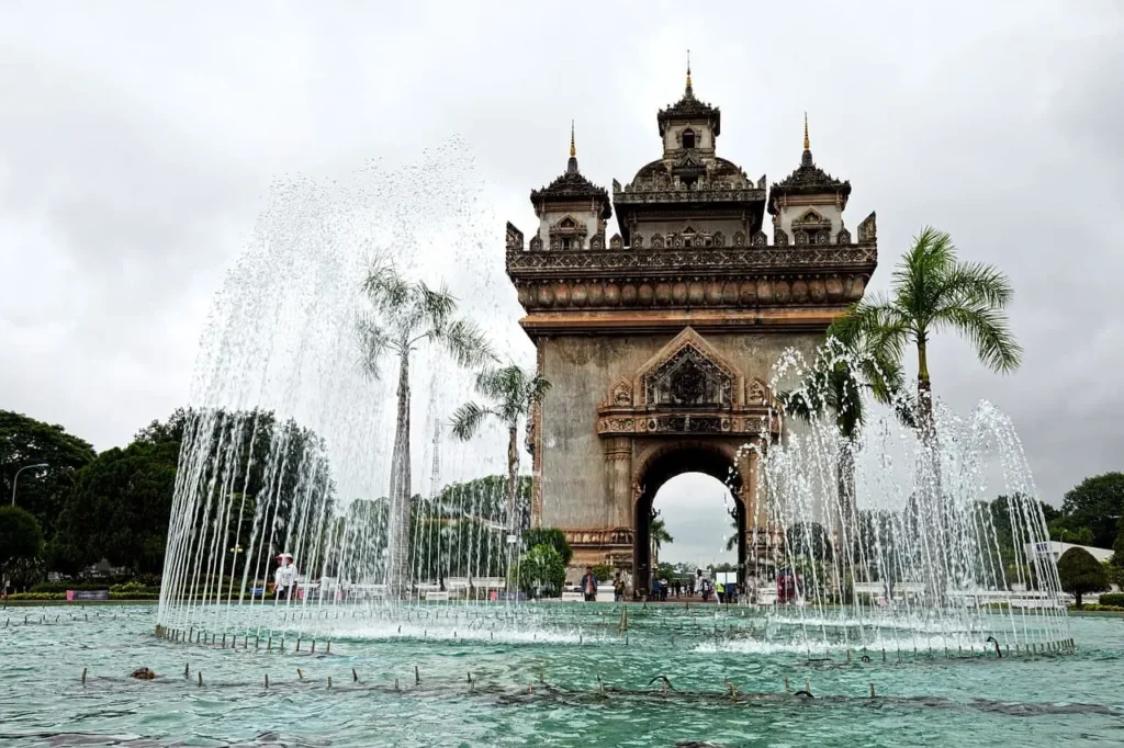 Le monument Patuxai à Viangchan  au Laos