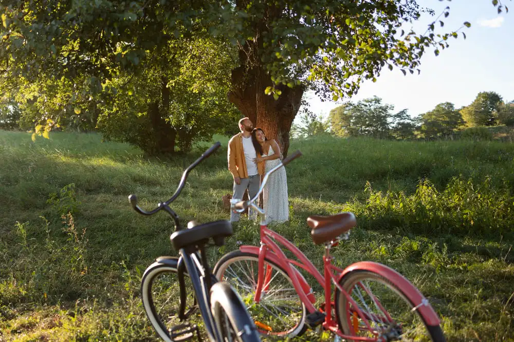 Un couple fait une balade à vélo pendant les vacances de Pâques 