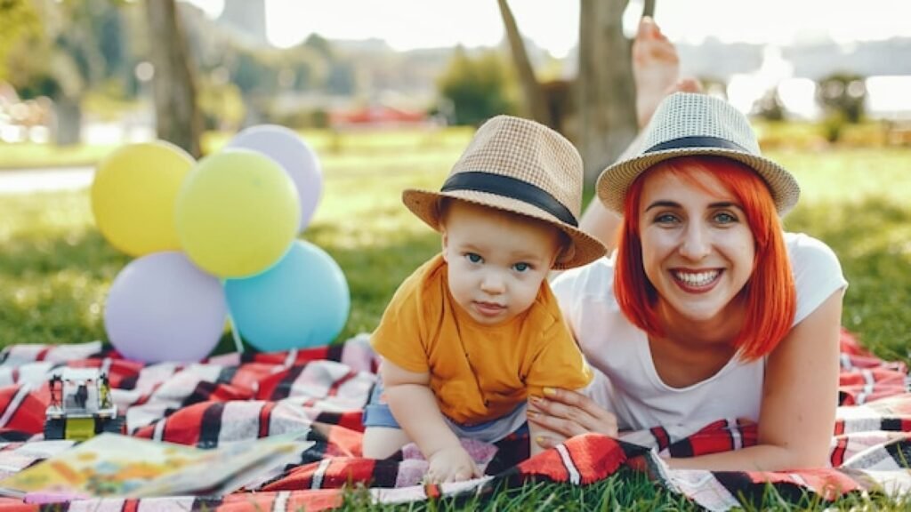 Une mère et son bébé pendant les vacances de Pâques