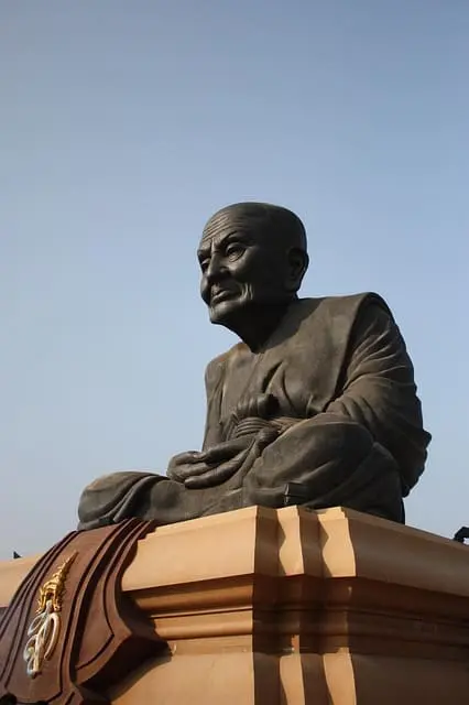 Statue de Luang Por Thuat, moine bouddhiste vénéré de Thaïlande