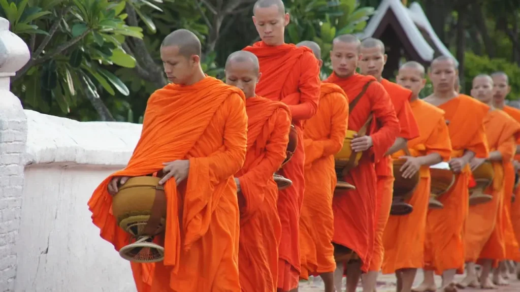 Procession de moines bouddhistes au tak bat à Luang Prabang, Laos