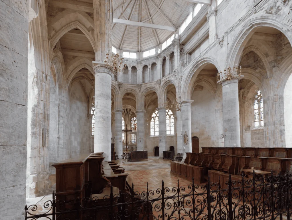 Abbaye Notre-Dame du Pré de Valmont en Normandie, point de départ vers le chemin de Compostelle
