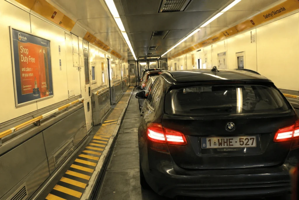Intérieur d'un wagon LeShuttle avec des voitures garées pendant la traversée du tunnel sous la Manche