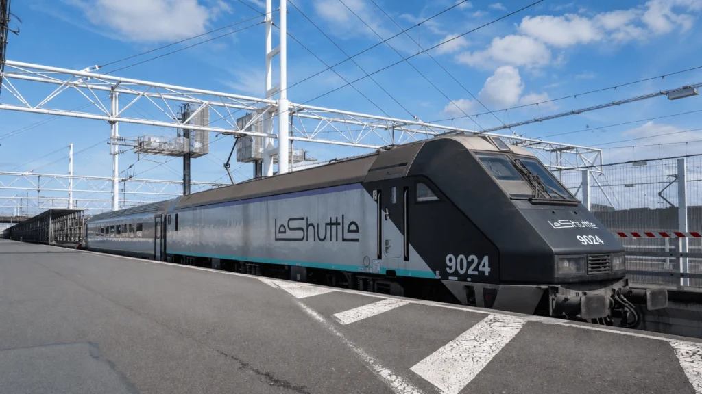 Train LeShuttle Eurotunnel au terminal de Coquelles pour traverser le tunnel sous la Manche