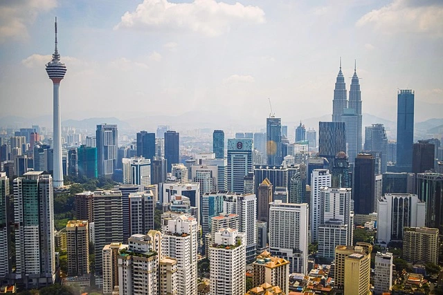 Vue panoramique de Kuala Lumpur avec les tours Petronas et la tour KL en Malaisie.