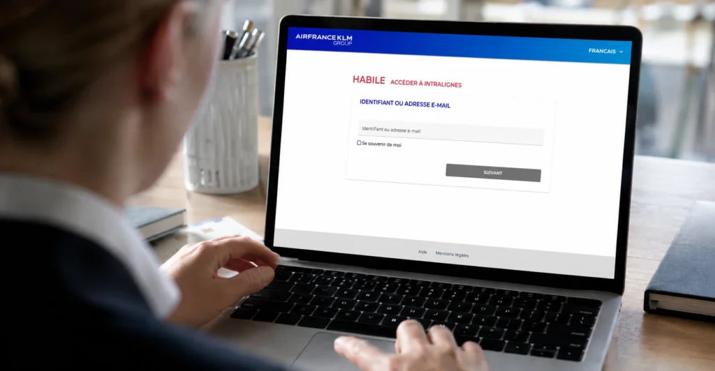 Personnel Air France se connectant à Intralignes Air France, l’espace collaboratif des employés
