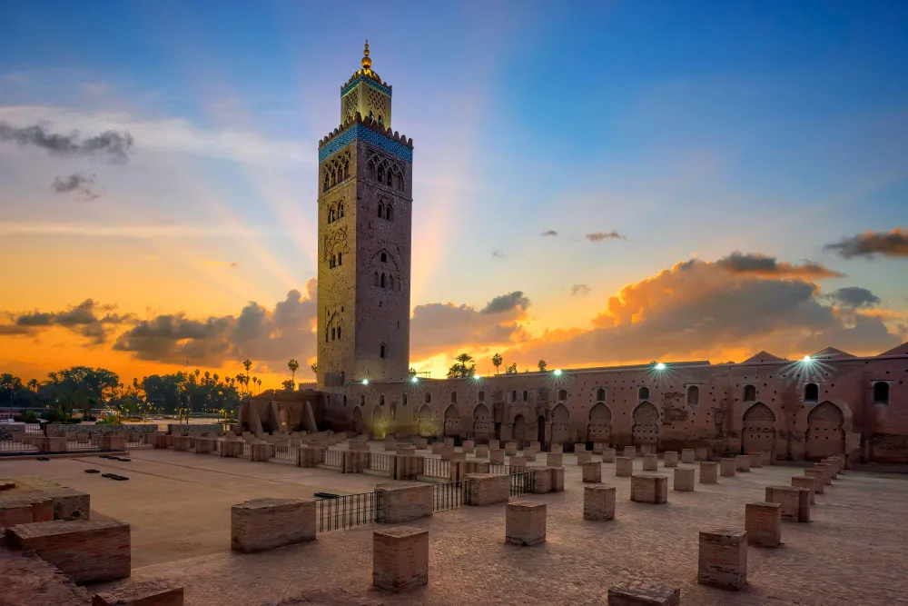 Couché de soleil derrière une mosquée à Marrakech au Maroc