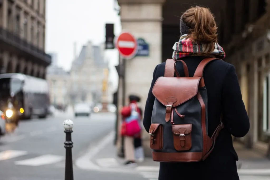 Une touriste avec un sac cabine