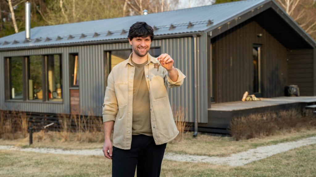 Un homme qui vient d'acheter un mobil-home