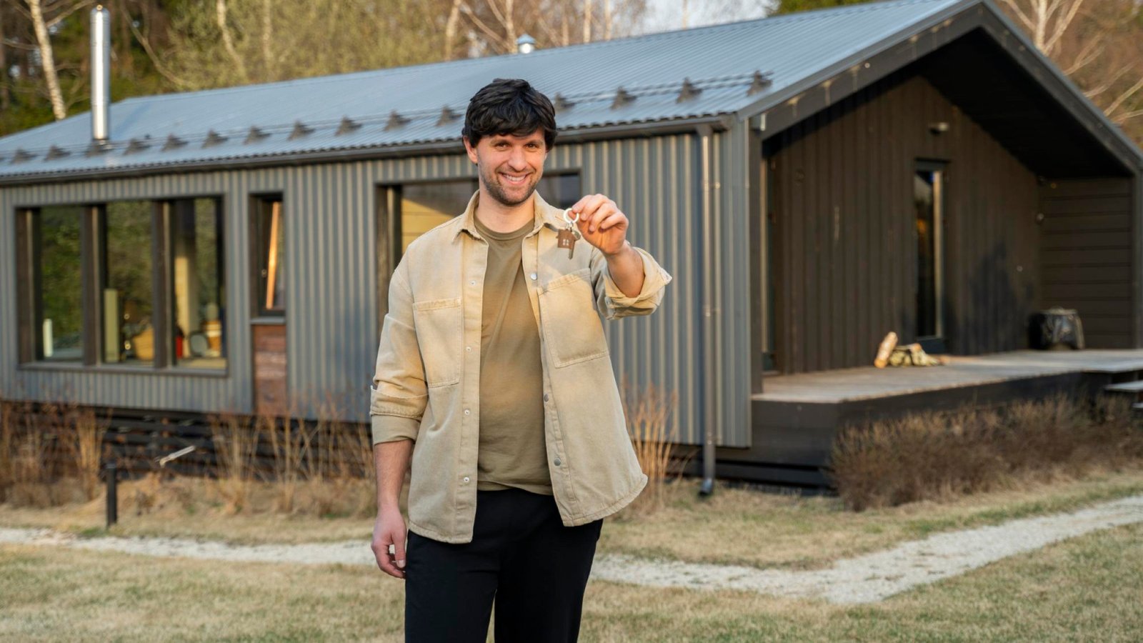 Un homme qui vient d'acheter un mobil-home