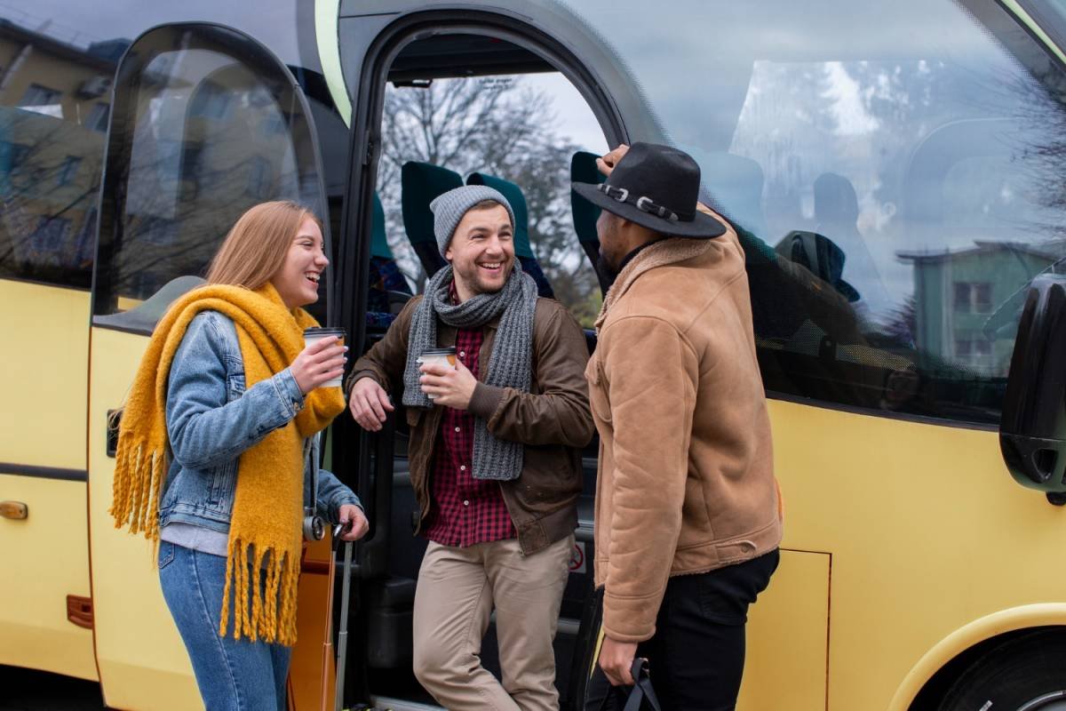 un groupe devant un bus de transport pour un evenement