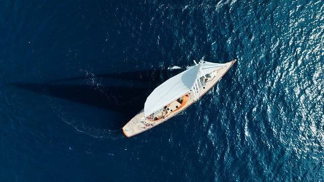 Un voilier croisière dans la mer de Bretagne ou Caraïbes