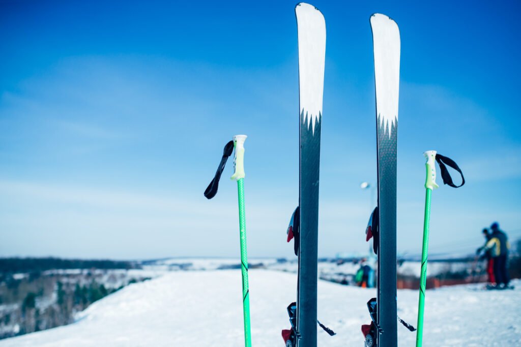 Skis dans la neige