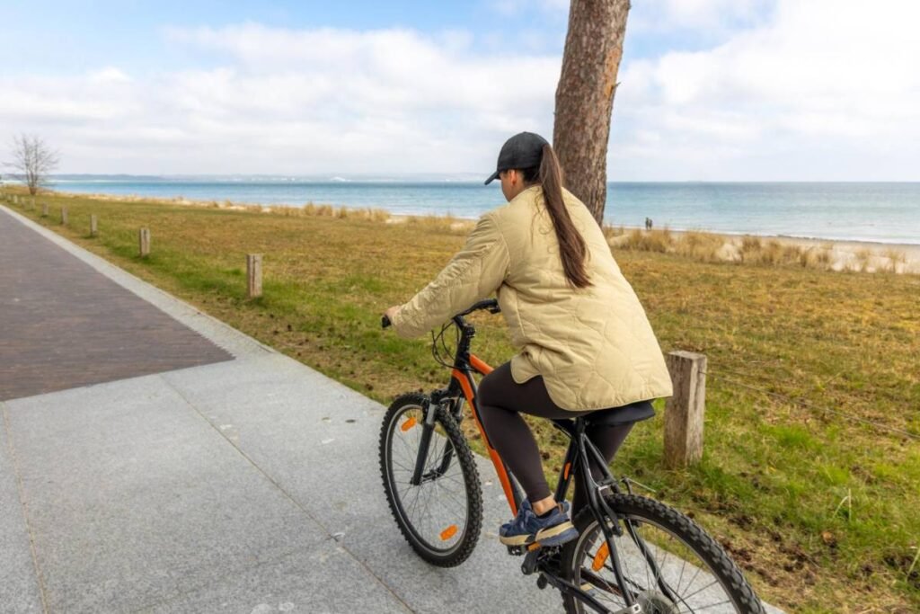 Cyclistes sur une piste cyclable de l'île de Ré en bord de mer